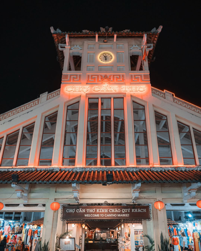 Tranh thủ dạo chợ đêm ngay cạnh bến Ninh Kiều cũng rất thú vị