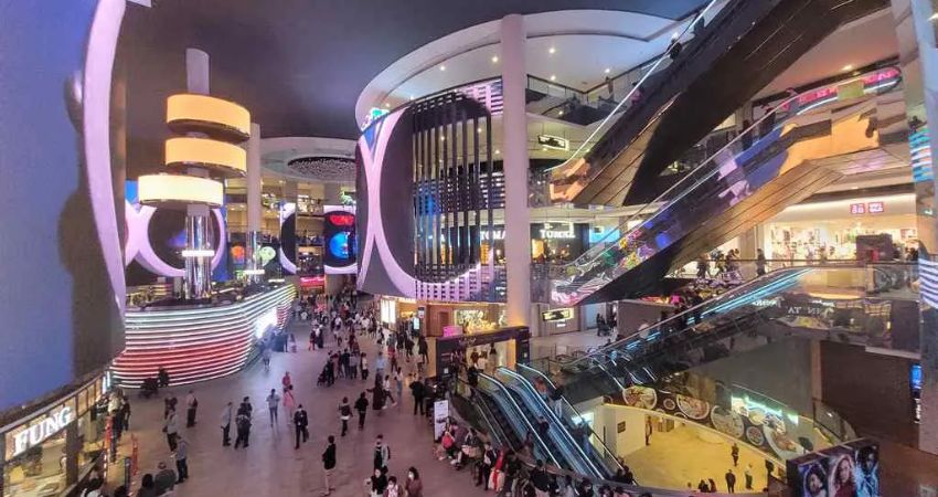 Du khách có thể tận dụng các chương trình khuyến mãi và thẻ giảm giá để mua sắm tiết kiệm hơn