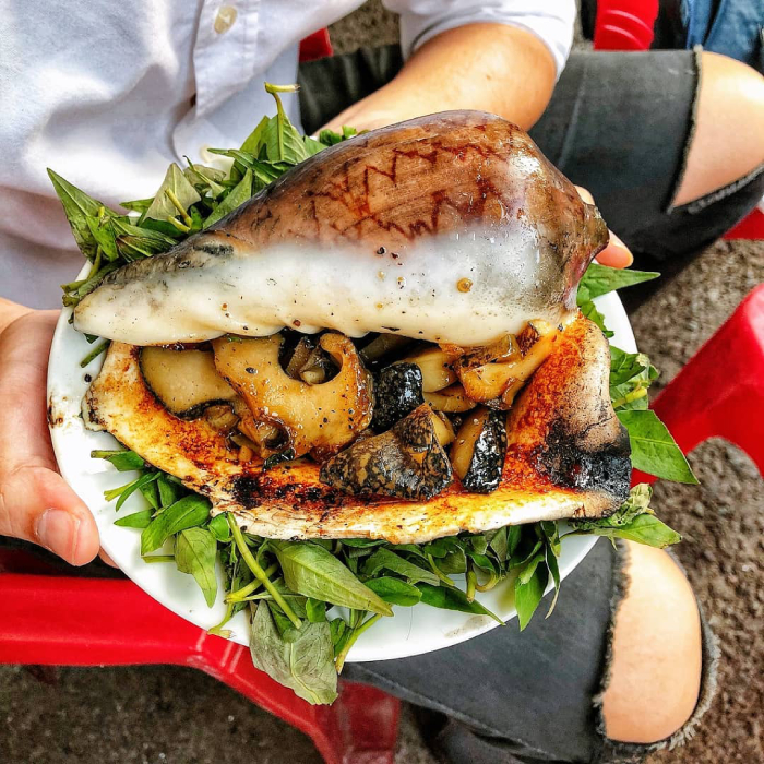 Ốc giác nướng tiêu “đồ sộ”