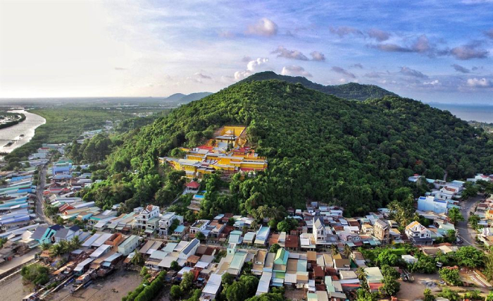 Núi Tô Châu nằm giữa biển trời Hà Tiên yên bình