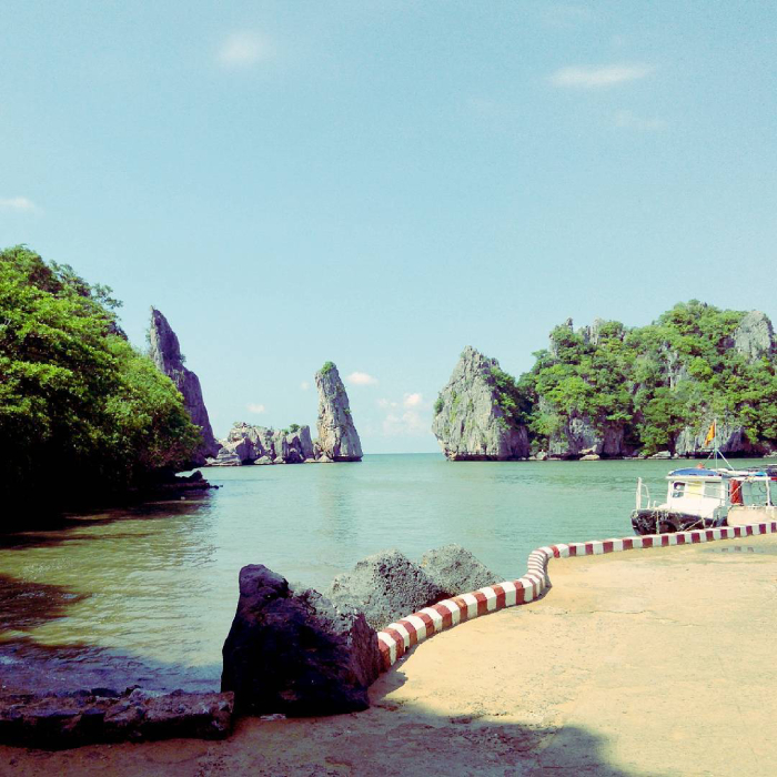 Hòn Phụ Tử được mệnh danh là “Vịnh Hạ Long thu nhỏ”