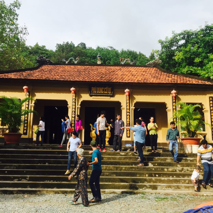 Chùa Phù Dung thu hút nhiều tín đồ Phật giáo khắp cả nước tới chiêm bái