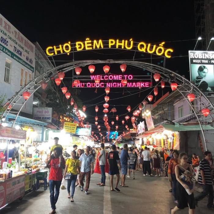 Chợ đêm luôn chật kín khách du lịch vào mọi khung giờ mở cửa