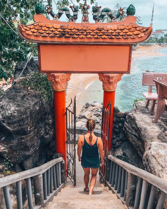 Dinh Cậu hướng thẳng ra biển Phú Quốc