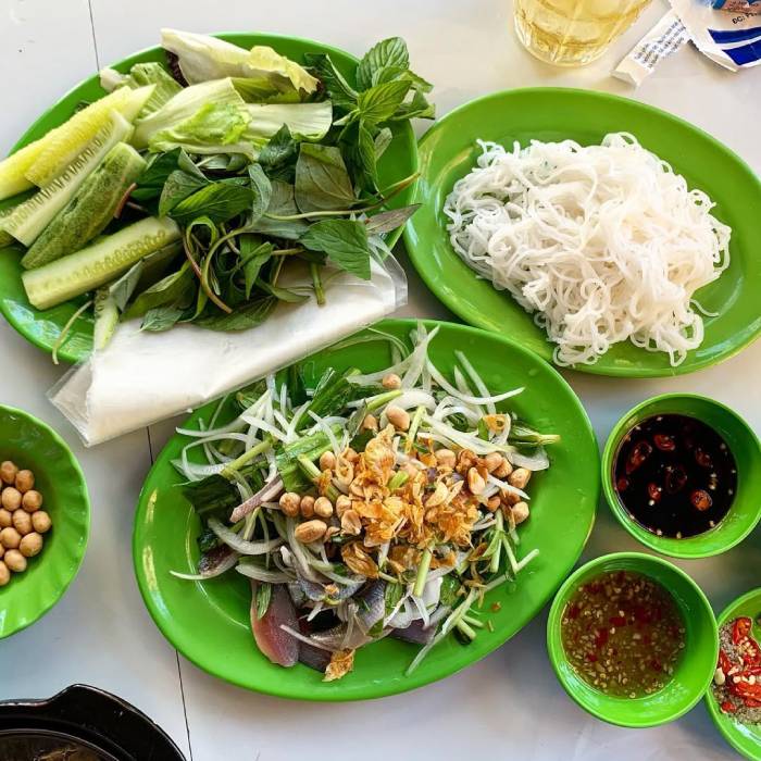 Gỏi cá trích phong phú với những nguyên liệu quen thuộc