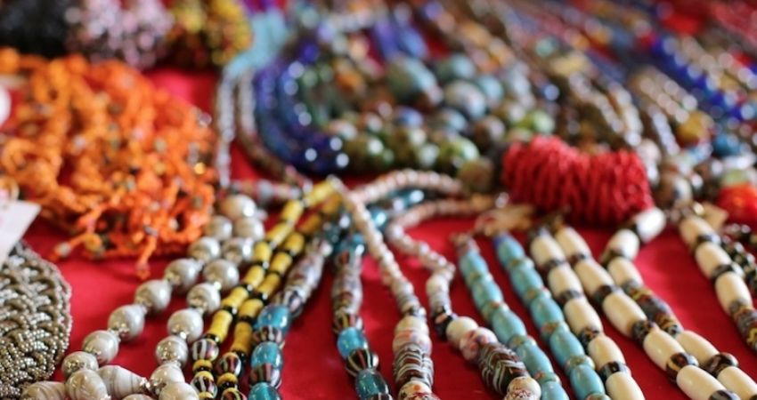 Cẩm nang du lịch Kuching gợi ý du khách có thể mua chuỗi hạt và trang sức thủ công bản địa để làm quà