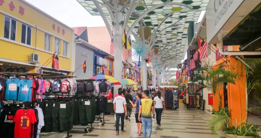 Cẩm nang du lịch Kuching gợi ý bạn nên mua sắm vào buổi sáng sớm để lựa được mặt hàng tốt nhất.