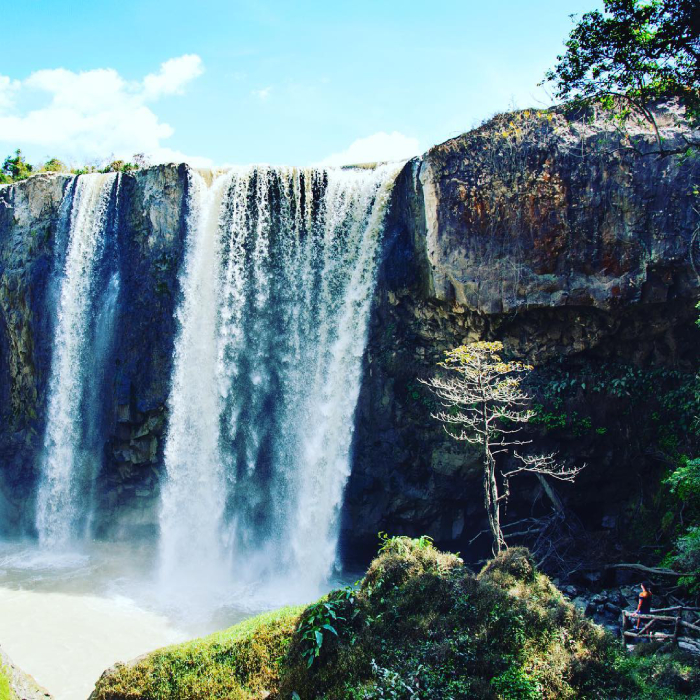 Thác Bảo Đại đổ xuống từ những vách đá cao dựng đứng