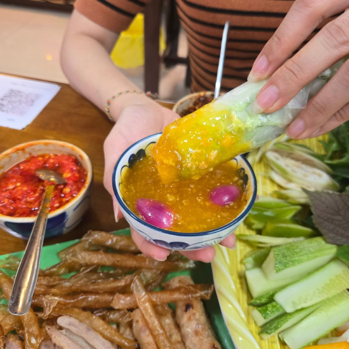 Nem nướng Đà Lạt ngon nhất ở nước chấm