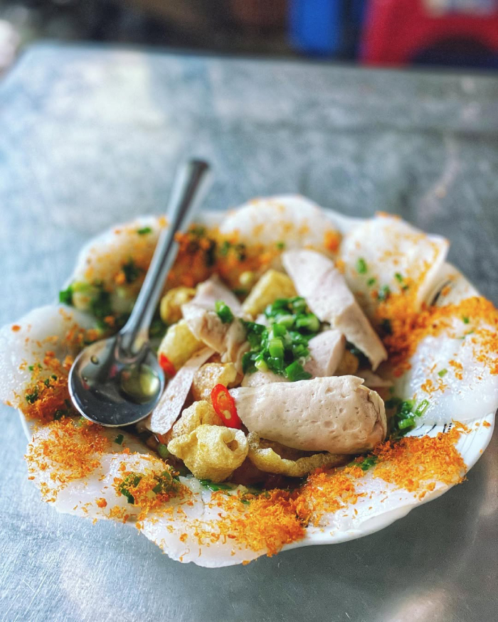 Bánh bèo Đà Lạt được đặt trong đĩa lớn