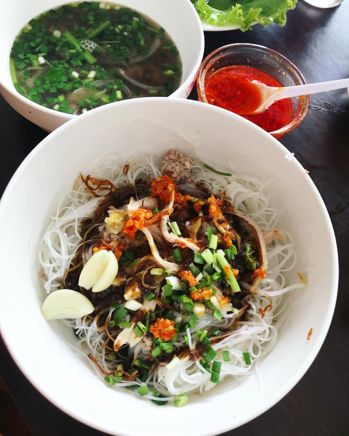 Phở khô khác biệt ở sợi phở mỏng dai