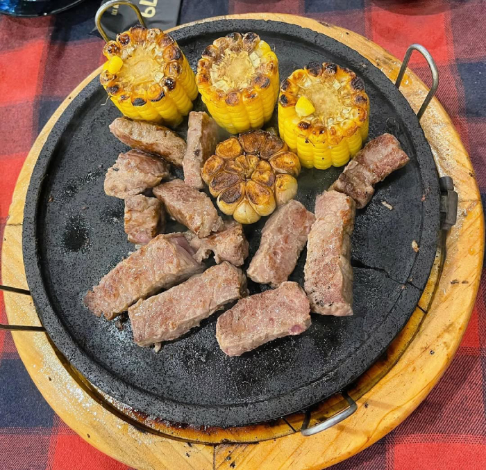 Bò nướng đá không lạ nhưng rất nổi tiếng tại Đà Lạt