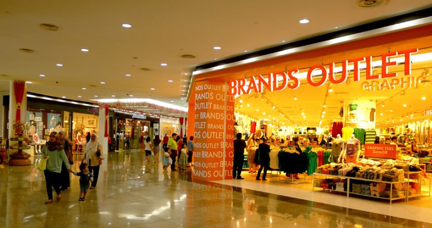 Du khách có thể mua các mặt hàng đắt tiền một cách tiện lợi trại trung tâm thương mại