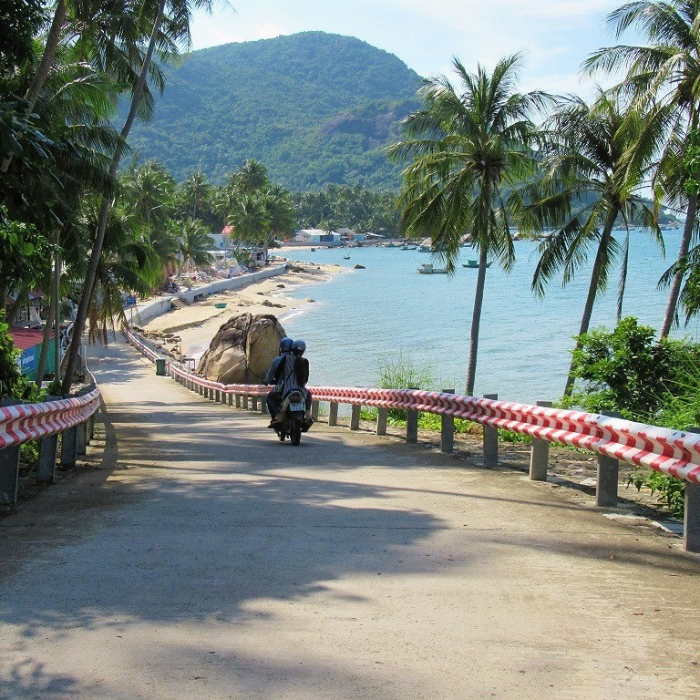 Những con đường thơ mộng ven biển là điểm xao xuyến của Hòn Sơn