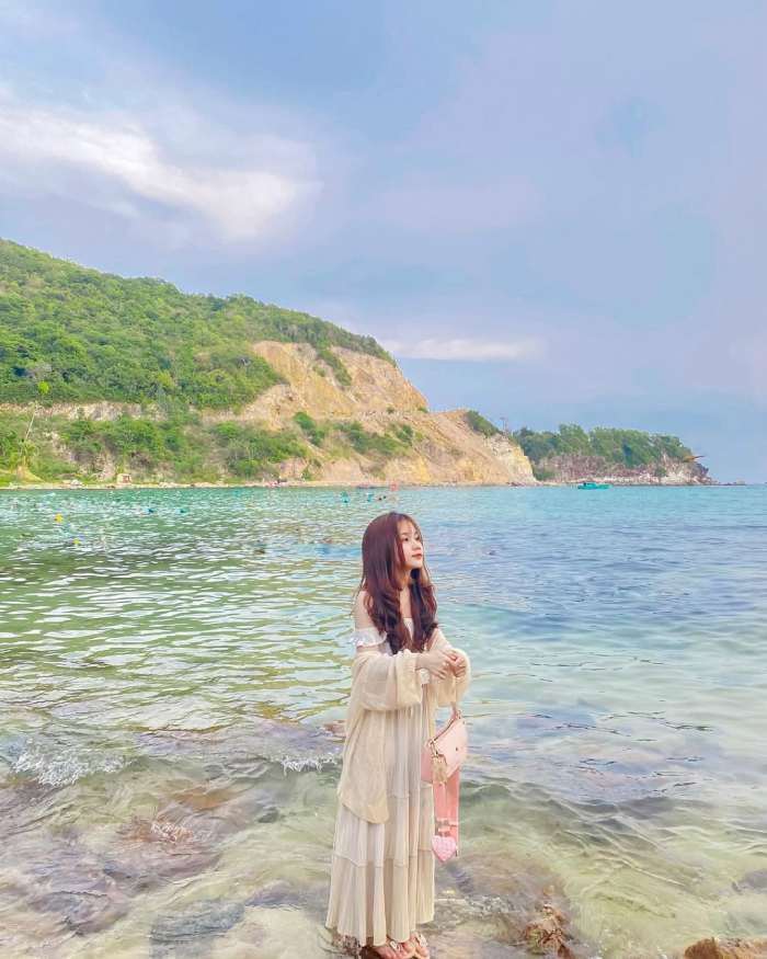 Những bãi biển hiền hòa và đời sống làng chài gần gũi là ưu điểm của Bãi Chệt