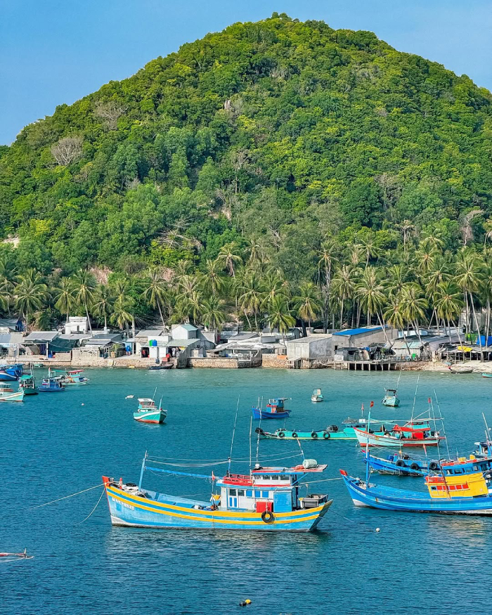 Tận hưởng bầu không khí hiền hòa của làng chài là điều ấn tượng nhất tại đảo