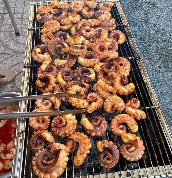 Mực nướng dân dã nhưng thưởng thức ở không gian miền biển lại là trải nghiệm khó quên