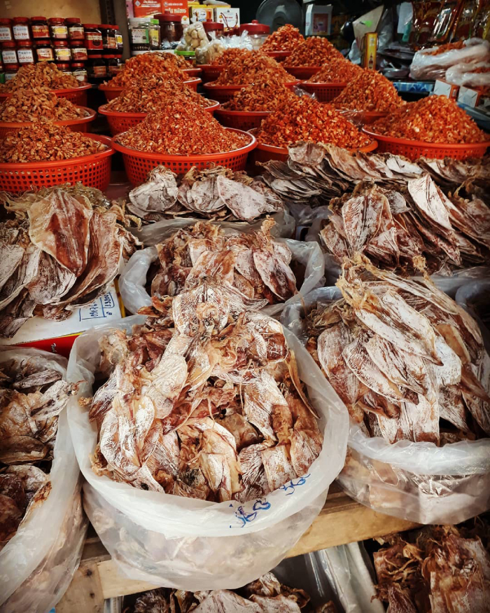 Hải sản khô là món quà quê hấp dẫn mà bạn có thể tìm thấy tại Nam Du