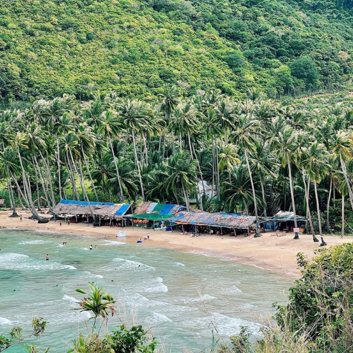 Hòn Củ Tron vừa bình yên vừa tấp nập