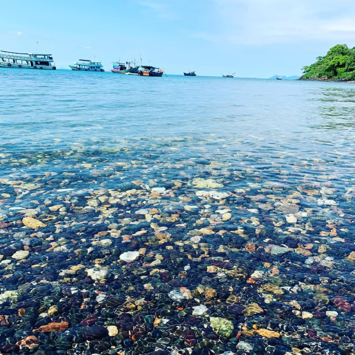 Bãi Đá Đen tại Hòn Mấu nhìn thấy rõ ràng dưới làn nước trong veo