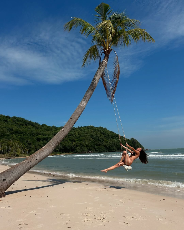 Những cây dừa nghiêng là “đặc sản” tại Bãi Sao