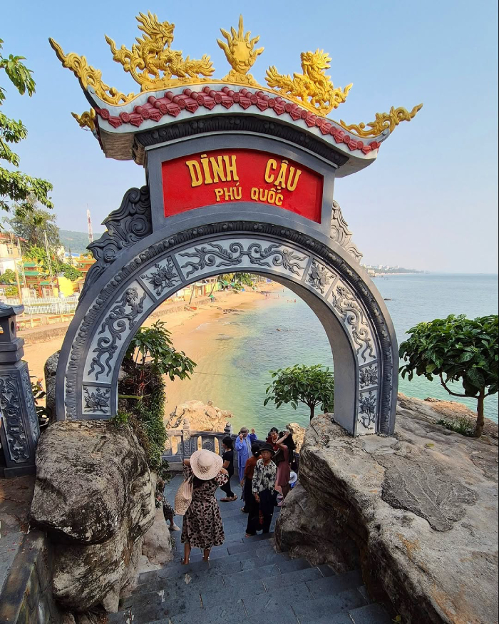 Dinh Cậu nằm ngay trên ghềnh đá hướng thẳng ra biển Phú Quốc