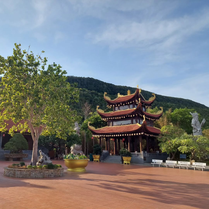 Chùa Hộ Quốc nằm ở vị trí đắc địa dựa núi hướng biển