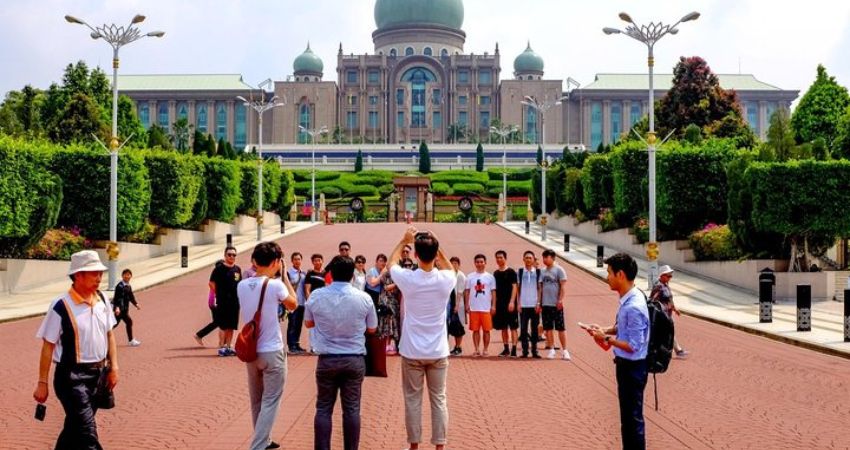 Khi ghé thăm các thánh đường, khách du lịch nên chú ý trang phục lịch sự - cẩm nang du lịch Putrajaya Malaysia