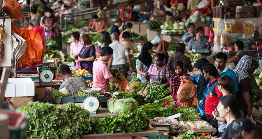 Bạn có thể ghé các khu chợ truyền thống để lựa chọn nhiều mặt hàng tươi ngon mỗi ngày