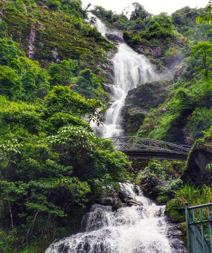 Thác Bạc hùng vĩ giữa màu xanh núi rừng