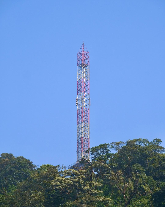 Tháp truyền hình hiện ra trước mắt sau quãng đường lên dốc