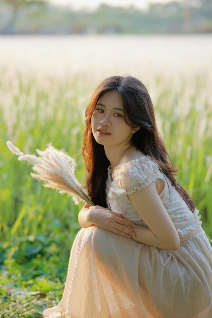 Cánh đồng cỏ lau TP Thủ Đức thu hút nhiều bạn trẻ ghé thăm sống ảo