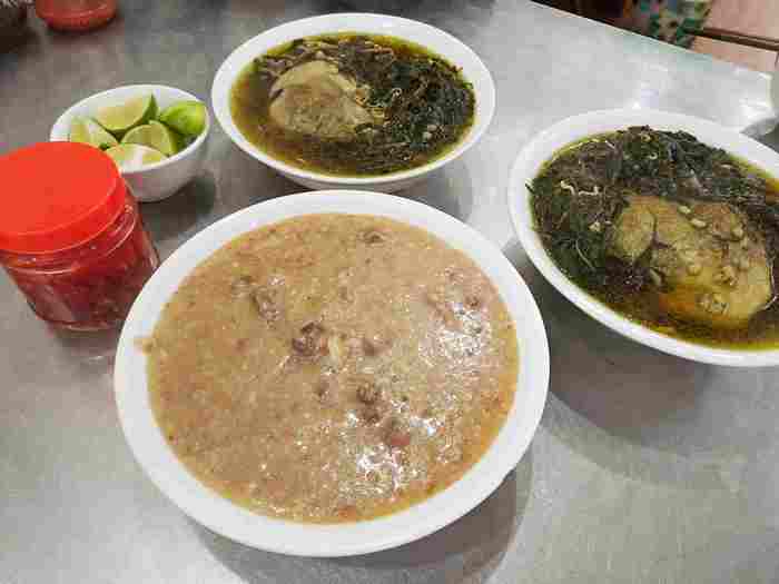 Quán Tuấn Béo phục vụ nhiều món ăn, trong đó có món cháo ấu tẩu Hà Giang. 