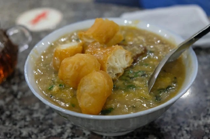 Cháo ấu tẩu Hương ở Hà Giang là quán cháo được nhiều dân phượt biết đến.