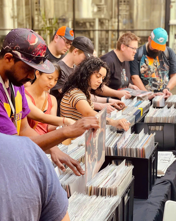 Nên mang theo túi khi đi chợ Nữ hoàng Victoria Úc 