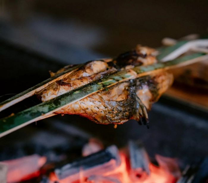 Pa pỉnh tộp là ca suối nướng trên kẹp tre.