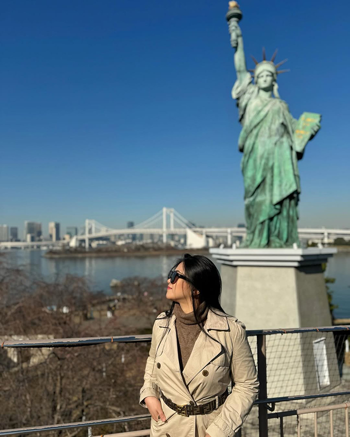 Tản bộ ven biển và ngắm tượng Nữ thần Tự do thu nhỏ