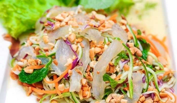 Món gỏi cá đục Hà Tĩnh nổi bật nhờ cách chế biến tỉ mỉ. 