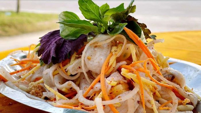 Cá đục sẽ được trộn đều cùng các nguyên liệu và gia vị để khử mùi tanh. 