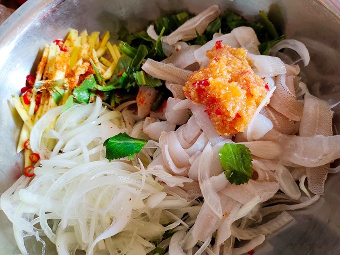 Các nguyên liệu trong món gỏi cá đục Hà Tĩnh rất tươi ngon.