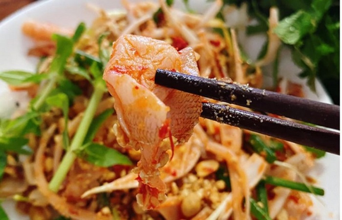 Gỏi cá đục sẽ được cuộn ăn kèm cùng lá và các loại rau thơm