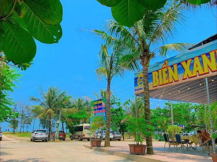 Với vị trí đắc địa, nhà hàng Biển Xanh Xuân Thành tận dụng nguồn cá đục tươi sống tại chỗ để làm nên món gỏi cá đục đặc sắc