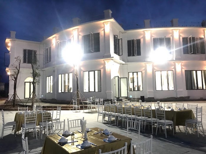 Nhà hàng Cánh Buồm phục vụ đa dạng các món ăn, đặc biệt gỏi các đục Hà Tĩnh ở đây rất nổi tiếng.