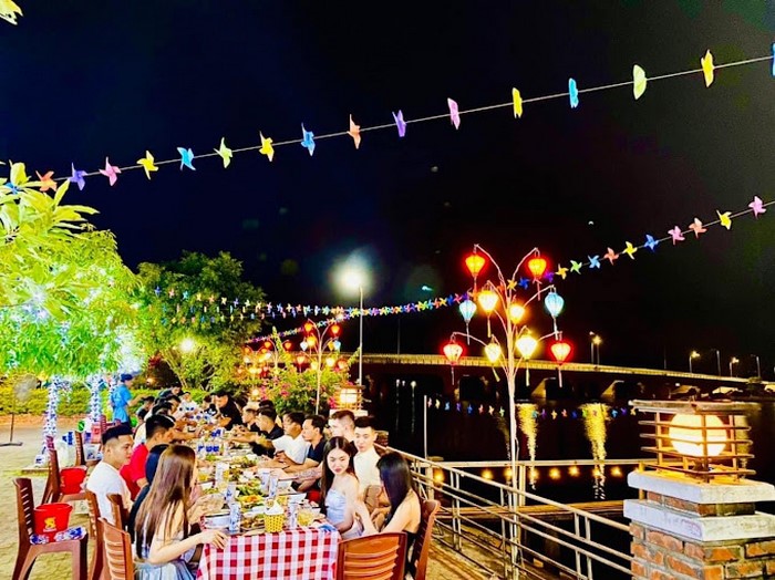 Bến Xưa gây ấn tượng với không gian chill và món gỏi cá đục Hà Tĩnh mang hương vị riêng biệt.