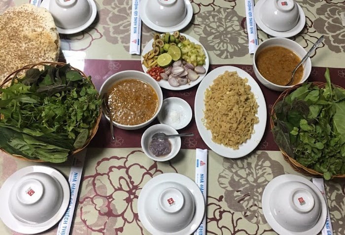 Nhà hàng Thịnh Lịch phục vụ nhiều món ăn, trong đó đặc sắc là món gỏi nhệch Nga Sơn nổi tiếng Thanh Hoá.