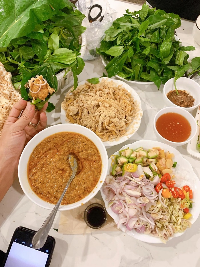 Món ăn sẽ thêm phần thăng hoa khi kết hợp với rượu nếp nổi tiếng địa phương. 