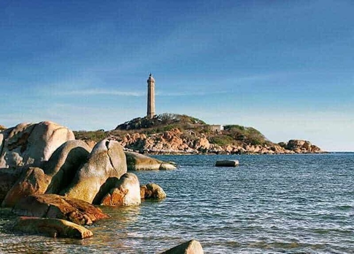 Chiêm ngưỡng toàn cảnh biển đảo thơ mộng từ ngọn hải đăng Nam Du