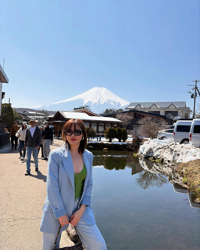 Ngắm cảnh núi Phú Sĩ từ các ao nước trong khu làng cổ Oshino Hakkai Nhật Bản