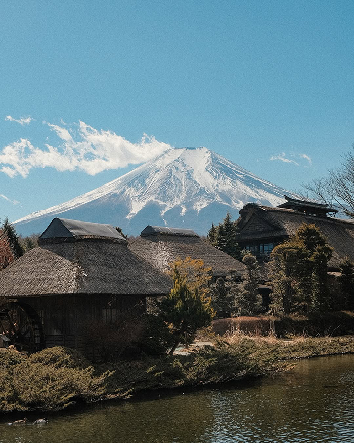 Chụp ảnh với phong cảnh huyền bí tại khu làng cổ Oshino Hakkai Nhật Bản