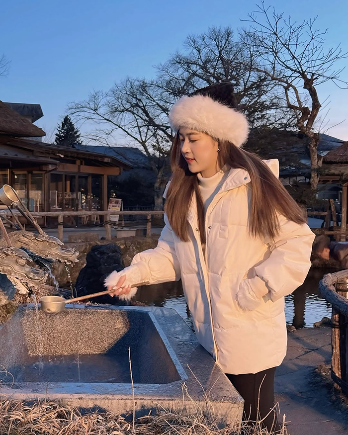 Thưởng thức nước suối tinh khiết từ các ao trong khu làng cổ Oshino Hakkai Nhật Bản